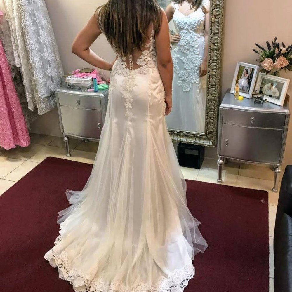 Wedding dress - Picture 1 of 4